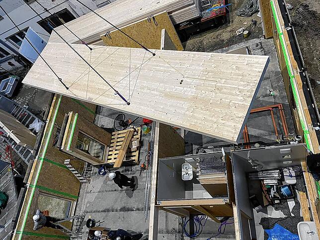 Bauen wie aus dem Modellbaukasten: Ein Kran setzt die vorgefertigten Teile aufeinander.
