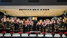 Die Akteure des Musikvereins Dangstetten mit seiner Dirigentin Nicole Eilers genießen den Beifall. Bilder: Musikverein Dangstetten