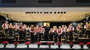Die Akteure des Musikvereins Dangstetten mit seiner Dirigentin Nicole Eilers genießen den Beifall. Bilder: Musikverein Dangstetten