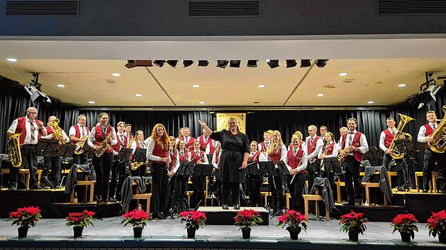 Die Akteure des Musikvereins Dangstetten mit seiner Dirigentin Nicole Eilers genießen den Beifall. Bilder: Musikverein Dangstetten