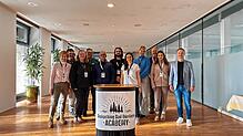 Die erste Gruppe des Lehrgangs zusammen mit den Organisatoren der Kur- und Bäder GmbH Bad Dürrheim und Geschäftsführer Markus Spettel. ...