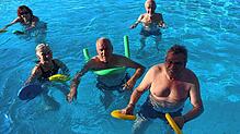 Die Wassergymnastik der Rheuma-Liga Arbeitsgemeinschaft Waldshut-Tiengen steht vor Problemen, das Bild zeigt Teilnehmer im Thermalbad ...