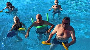 Die Wassergymnastik der Rheuma-Liga Arbeitsgemeinschaft Waldshut-Tiengen steht vor Problemen, das Bild zeigt Teilnehmer im Thermalbad ...
