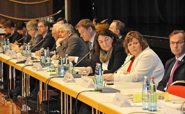 Die Mitglieder des Petitionsausschusses bei einer Diskussionsveranstaltung in den Donauhallen.