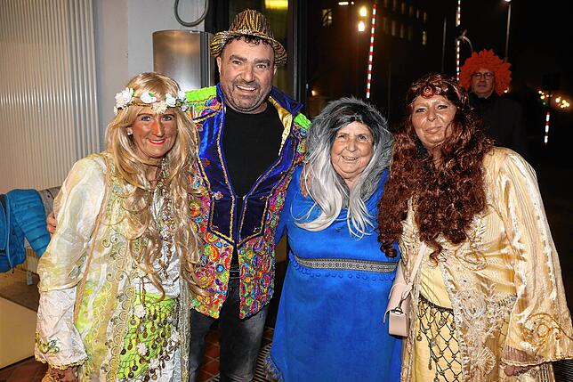 Bild 4: Narren und Mäschgerle strömen ins Konzil &ndash; Sie alle sind bei der SWR-Fernsehfasnacht dabei