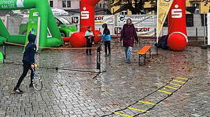 Auch bei Regen in den Vormittagsstunden machen die ersten Kinder bei den 20 Stationen der 13. Überlinger Kinderolympiade mit. Laut ...