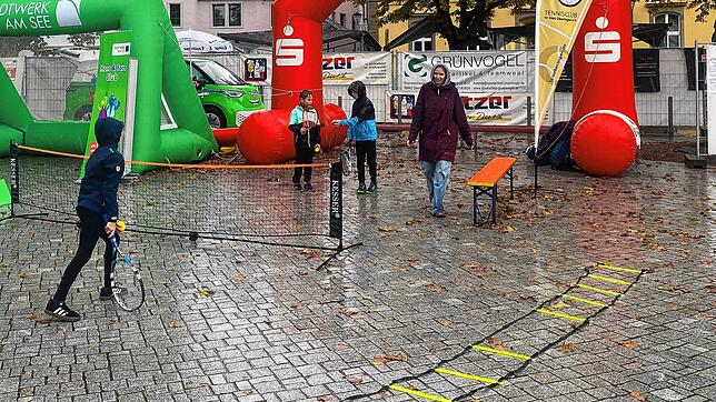 Auch bei Regen in den Vormittagsstunden machen die ersten Kinder bei den 20 Stationen der 13. Überlinger Kinderolympiade mit. Laut ...
