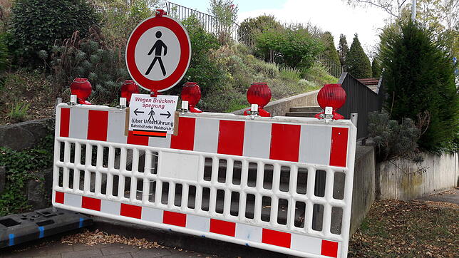 Bild 4: Wie viel Zeit Fußgänger für die beiden Umleitungen wegen der Sperrung der Kolpingbrücke einrechnen müssen