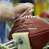 Donna Conley schnürt einen offiziellen Spielball für den 53. NFL Super Bowl. Die Los Angeles Rams werden am 3. Februar in Atlanta gegen ...
