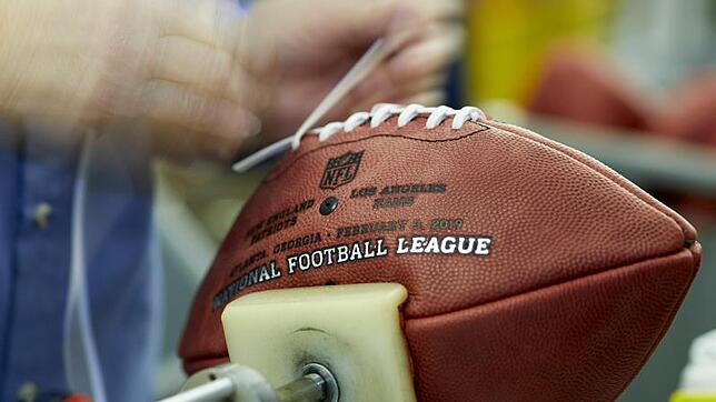 Donna Conley schnürt einen offiziellen Spielball für den NFL Super Bowl.