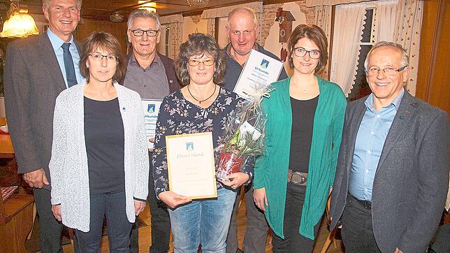 Ehrungen und Wahlen beim Skiclub Urach. Von links: Bürgermeister Robert Strumberger, Claudia Kienzler (25 Jahre Mitglied), Joseph ...