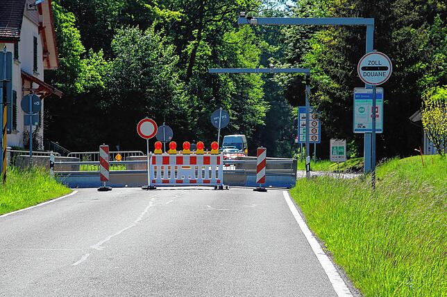 Wer aus dem Klettgau nach Zürich möchte, nutzt gerne den meist nicht besetzten Grenzübergang in Bühl. Derzeit hier geht nichts mehr, ...