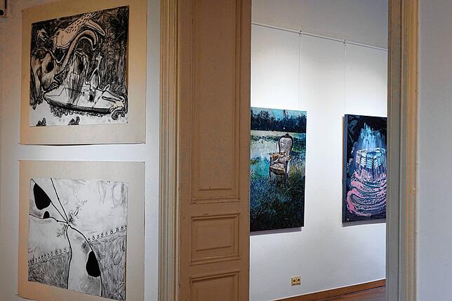 Blick in die Ausstellung auf die Zeichnungen von Stefanie Manhillen (links im Vordergrund).