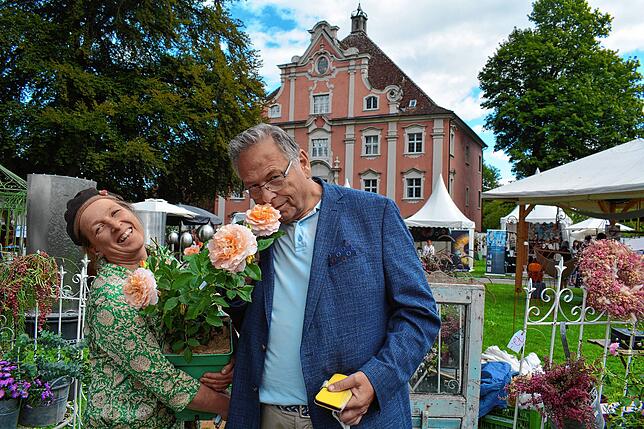 Dirigent Georg Mais aus Überlingen hat sich in „Augusta Luise“ verliebt, eine Rose aus dem Remstal, die Floristmeisterin ...