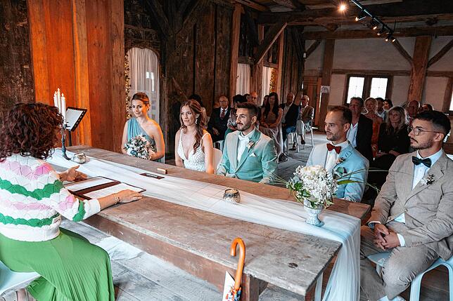Sabrina Krom (2.v.l.) und Manuel Stepputt Krom (3.v.l.) schreiben Geschichte. Es ist die erste standesamtliche Hochzeit im Alten Haus.