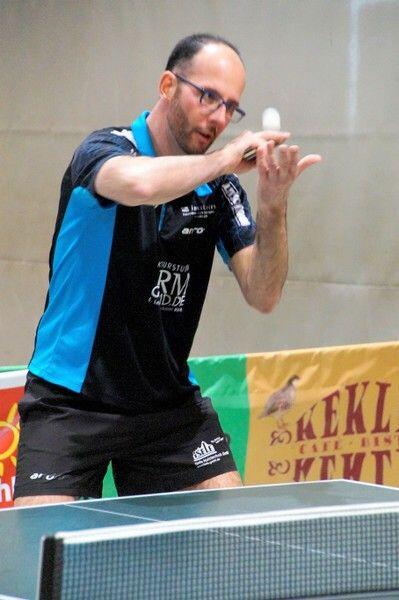 Sven Demuth beim Aufschlagspiel an der Platte.