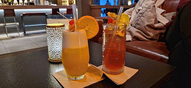 Rund 100 Cocktails stehen auf der Karte. Darunter auch eine Eigenkreation der Fischbacher Barkeeper, der Killer Vanilla (links).