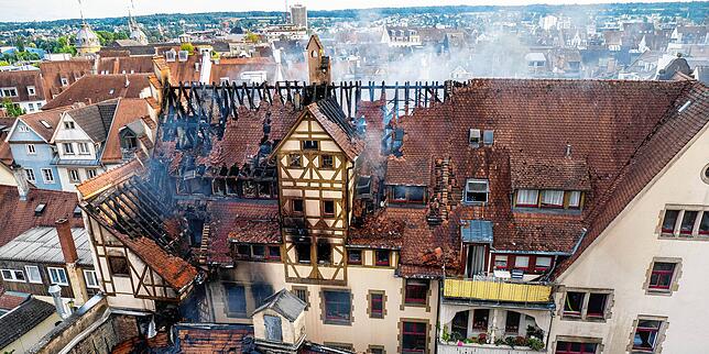 (Archivbild) Am Abend des 25. Juli 2024 steigt noch Rauch aus dem Gebäude auf. Die Feuerwehr bekämpft vier Tage, 13 Stunden und 18 ...