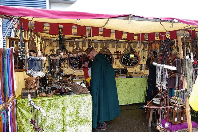 Vom Schmuck über Kleidung bis hin zu Schwertern oder einem Zaubertrank boten zahlreiche fahrende Händler entlang der Straßen und Gassen ...