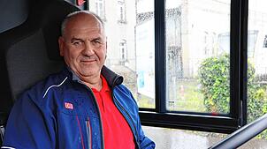 Thomas Grammel ist Busfahrer bei der Regionalverkehr Alb-Bodensee GmbH (RAB) und fährt häufig die Seelinie zwischen Friedrichshafen und ...
