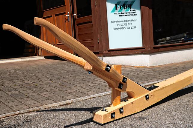 Das ist grundsolides Handwerk. Einzig anhand des alten Modells baute Robert Peter diesen neuen Griff an die Schwigge. Hansjörg Ketterer ...
