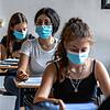 Um eine weitere Ausbreitung des Coronavirus zu verhindern, gilt nun an einer Schule in Sins im Kanton Aargau Maskenpflicht (Symbolbild).