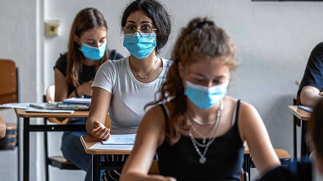 Um eine weitere Ausbreitung des Coronavirus zu verhindern, gilt nun an einer Schule in Sins im Kanton Aargau Maskenpflicht (Symbolbild).