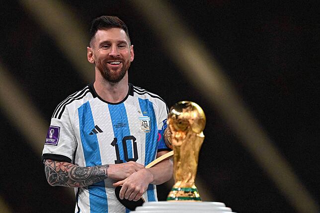 Lionel Messi hat es geschafft – er hat den WM-Pokal gewonnen und eine Lücke in seiner Trophäensammlung geschlossen.