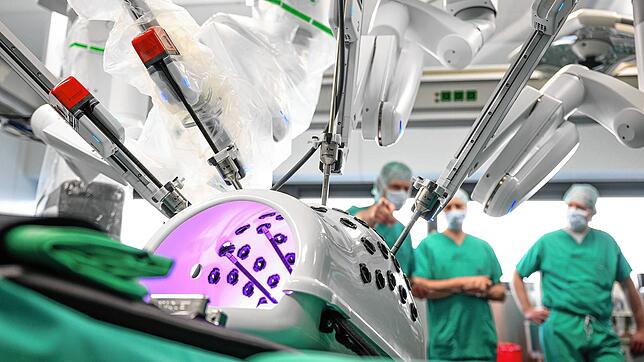 DaVinci-Roboter der Firma Intuitive Surgical beim Test in Dresden. Ähnliche Systeme könnte auch Karl Storz künftig liefern. Bis dahin ...