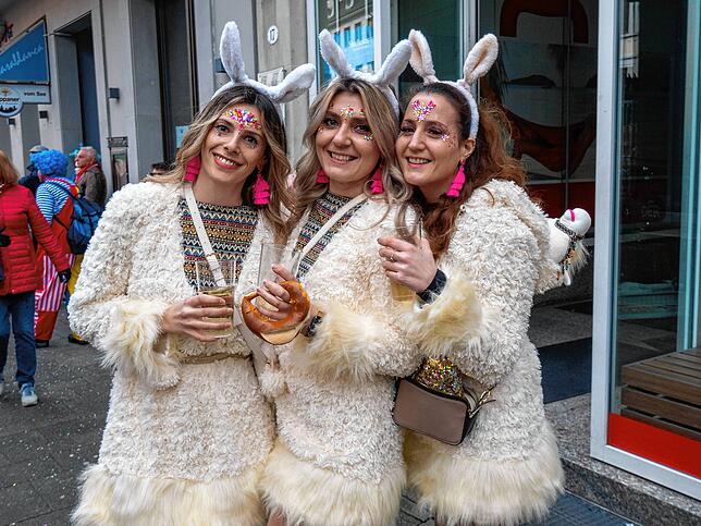 Bild 2: Schmotziger Dunschtig 2024: Tolle Kostüme und gute Laune auf der Marktstätte
