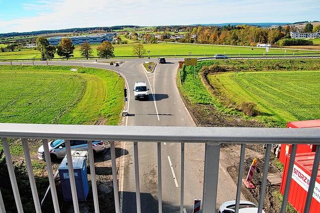 Hier kommt Umleitungsverkehr zurück nach Hüfingen. An der Kreuzung links geht es zurück auf die B 27.