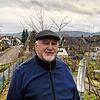 Der Wallbacher Dorfhistoriker Heinz Thomann bei seinem Haus: Im Hintergrund die Hauptstraße mit dem Müllmuseum (links), wo er am 6. ...