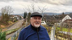 Der Wallbacher Dorfhistoriker Heinz Thomann bei seinem Haus: Im Hintergrund die Hauptstraße mit dem Müllmuseum (links), wo er am 6. ...