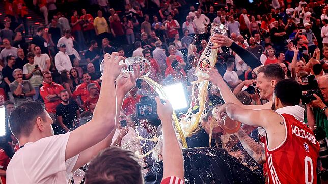 Die Bayern-Basketballer überschütten Coach Herbert mit Bier.