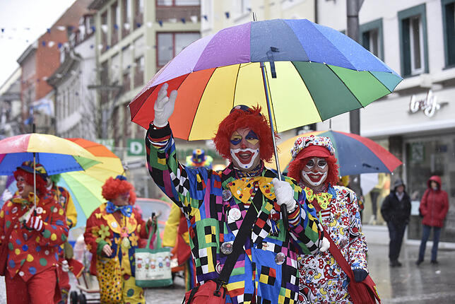Farbtupfer im Regengrau: Die Südstadtclowns sind eine sichere Bank für gute Laune.