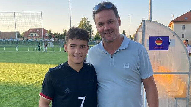 Mika Baur (links) im Nationaltrikot mit seinem Vater Markus.