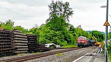 Ein Bauzug nebst Zweiwegebagger bei Gleiserneuerungsarbeiten im Bahnhof Lauchringen. Die Sanierungsarbeiten dauern bis 21. Mai an.