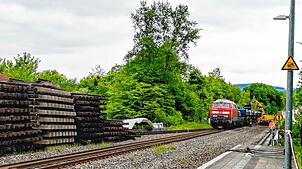 Ein Bauzug nebst Zweiwegebagger bei Gleiserneuerungsarbeiten im Bahnhof Lauchringen. Die Sanierungsarbeiten dauern bis 21. Mai an.