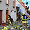 Bei dem Großbrand am Samstagabend, 14. Juni, wird auch Material der Feuerwehr beschädigt – etwa Schläuche, die von herabfallenden ...