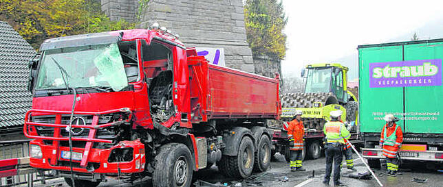 Immer wieder kommt es zu schweren Unfällen. So wurden im November 2014 zwei Menschen schwer verletzt, als ein Lastwagen mit Anhänger und ...