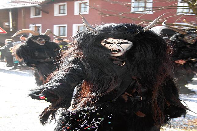 Tausende Narren und Fasnachtsfreunde feierten ausgelassen beim Narrentreffen in Schwerzen. Höhepunkt war der große Fasnachtsumzug am ...