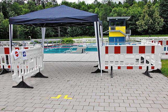 Am Eingang zu den Schwimmbecken zählen Mitarbeiter die anzahl der Personen in den Becken. Ist die Grenze erreicht, muss man hier warten, ...
