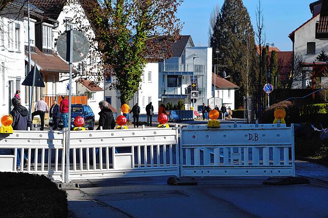 Bild 7: Reinfahren, suchen, scheitern, rausfahren: Massenweise Autos auf der Umleitung in Bodman und eine halbe Völkerwanderung vom Weilerkapellen-Parkplatz zum See