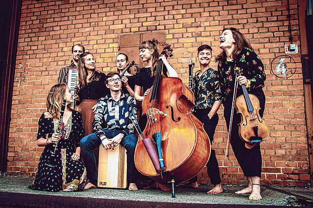 Acht junge Musiker bilden die Klezmer-Band Vagabund.