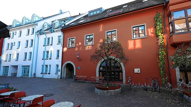 Die Adresse Poststraße 15 in der Altstadt beherbergt noch das Pflegeheim &bdquo;Zum Heiligen Geist&ldquo;. Die Stadt Radolfzell plant ...