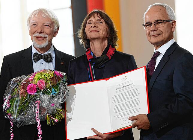 Jan und Aleida Assmann 2018 bei der Entgegennahme des Friedenspreises in der Frankfurter Paulskirche. Rechts: der damalige Vorsteher des ...