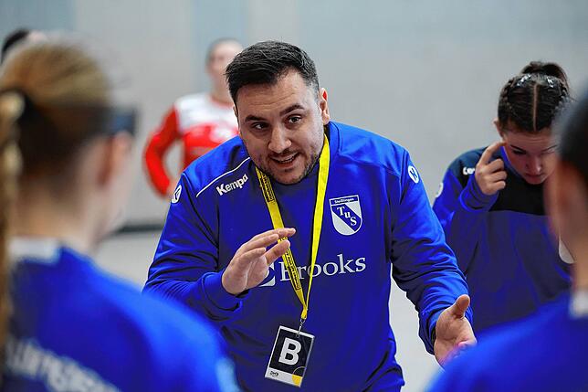 Bild 16: So feiert das Erfolgsteam des TuS Steißlingen seinen letzten Vorrunden-Heimsieg