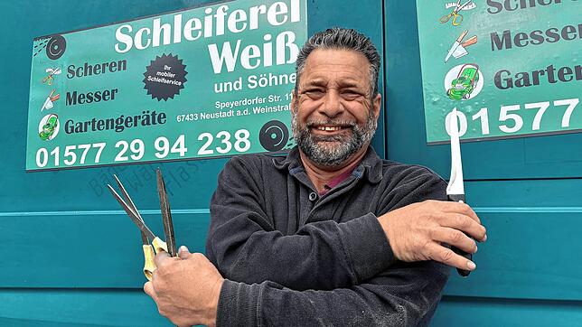 Romeo Weiß liebt seinen Beruf als Scherenschleifer, der zu den vom Aussterben bedrohten Handwerken gehört.