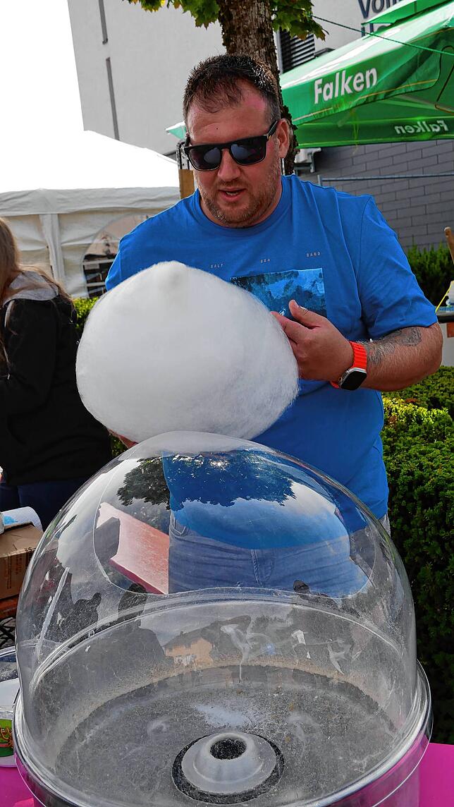 Bild 26: Strahlendes Altweiberwetter beim Albbrucker Dorffest: Tolle Stimmung und buntes Programm