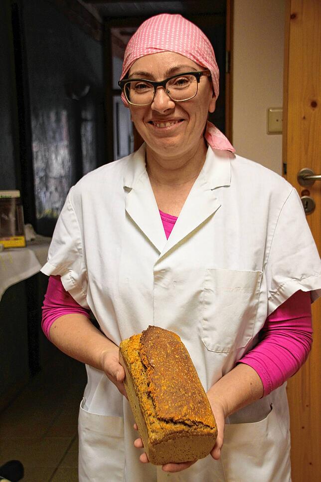 Bettina Spieß unterstützt an den Backtagen und packt die Bestellungen zusammen, wie hier das frisch gebackene Fünfkorn-Kastenbrot.